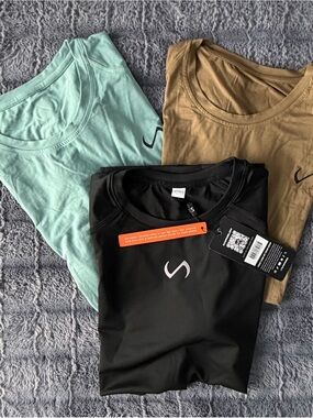 Men's Black Short-Sleeve Performance Tee by (unknown)